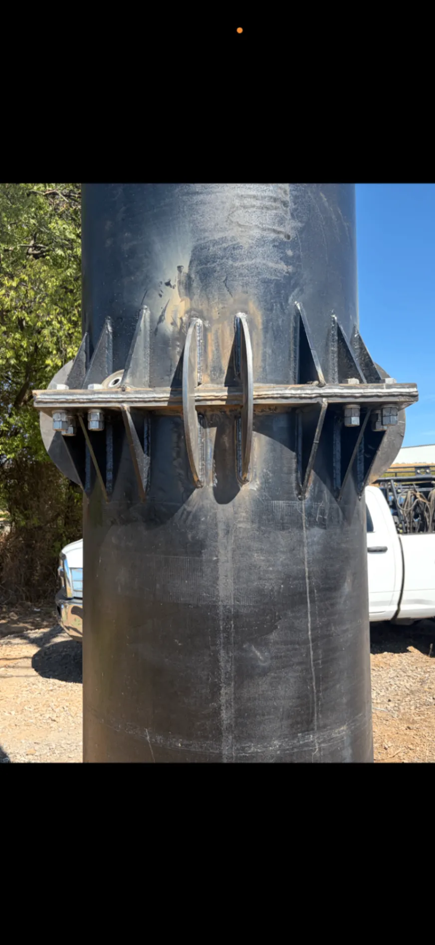 Structural steel pole flange assembly with welded gussets